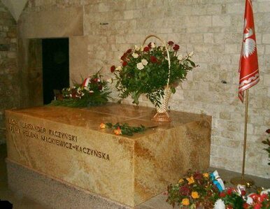 Miniatura: Komorowski złożył kwiaty na grobie Lecha i...