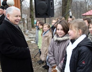 Miniatura: Dzieci zdejmują czapki przed Kaczyńskim. I...