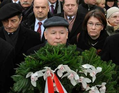 Miniatura: Krzyż ze zniczy, wieniec i Kaczyński pod...