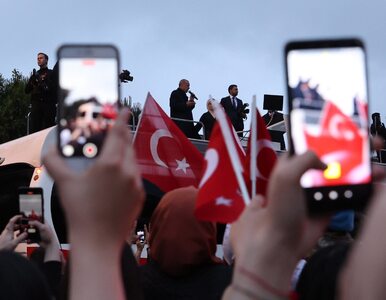 Miniatura: Szokujące sceny w Turcji. Erdogan rozdawał...