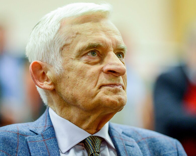 Miniatura: Jerzy Buzek dla „Wprost”: Kupujemy ponad...