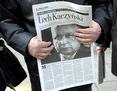 Miniatura: Rosjanie oddają hołd Kaczyńskiemu. W...