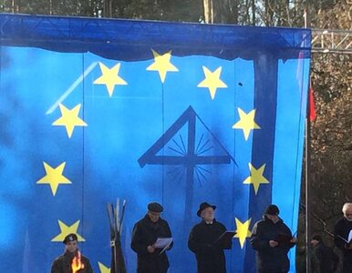 Miniatura: Pomnik poległych zasłonięty flagą UE....