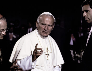 Miniatura: Zdjęcia Jana Pawła II w basenie....
