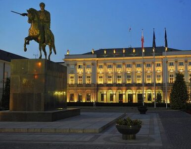 Miniatura: Politycy PiS złożyli kwiaty przed Pałacem...