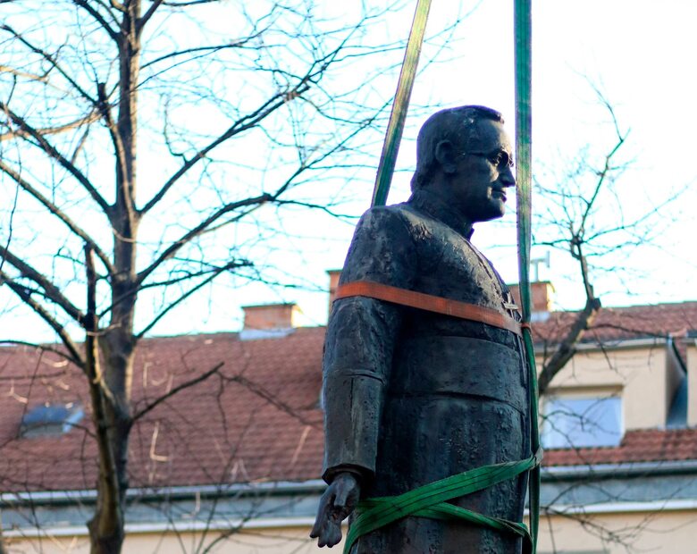Miniatura: Pomnik ks. Jankowskiego został usunięty....