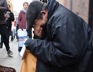 Miniatura: Anonymous wzruszyli bezdomnego do łez