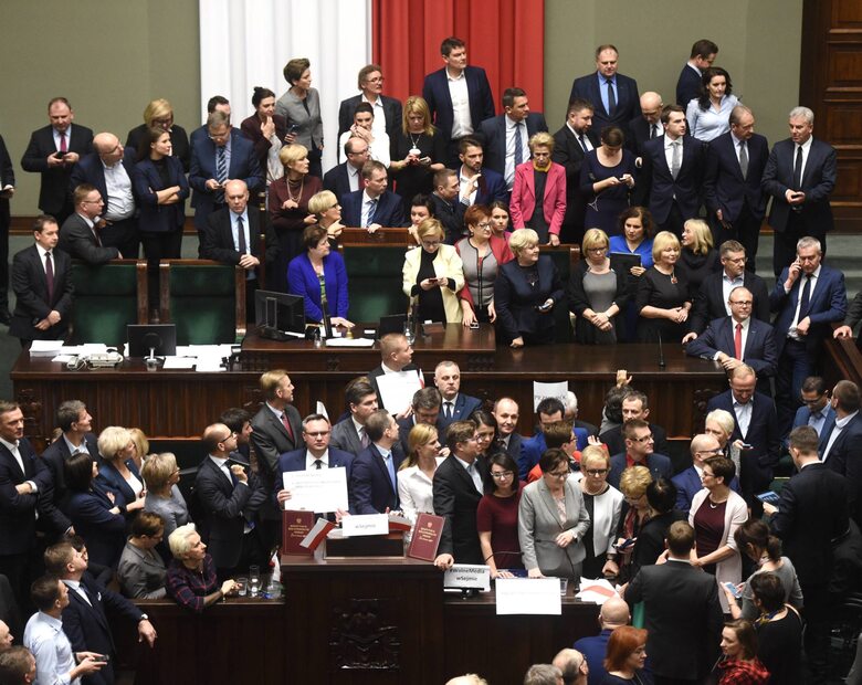 Miniatura: Protest opozycji i starcia przed Sejmem....