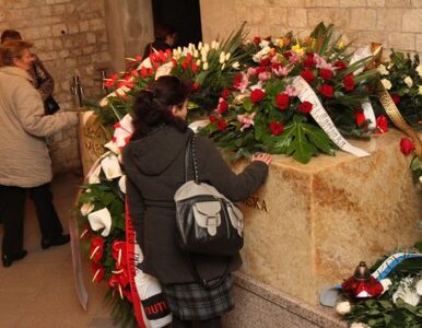 Miniatura: Polacy składają kwiaty na Wawelu