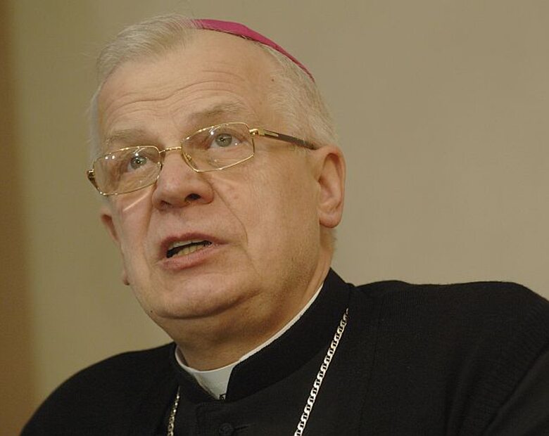 Miniatura: Abp Michalik: media atakują biskupów, bo...