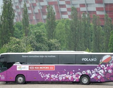 Miniatura: Piłkarze będą jeździć autobusami, Platini...