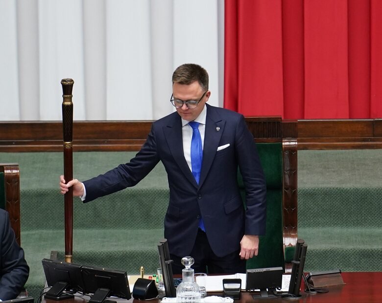 Miniatura: Hołownia pozbędzie się krzyża z Sejmu?...