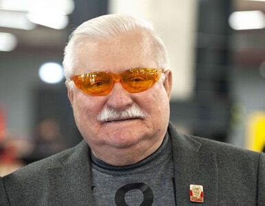 Miniatura: Lech Wałęsa poszedł na mszę do kościoła....