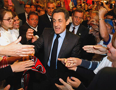 Miniatura: Sarkozy nieco zbliżył się do Hollande'a