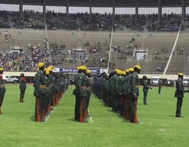 Miniatura: Pogrzeb dyktatora na stadionie w Harare....