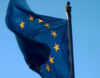 Miniatura: UE: flagi opuszczone do połowy masztu dla...