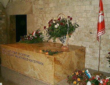 Miniatura: Komorowski złożył kwiaty na grobie Lecha i...