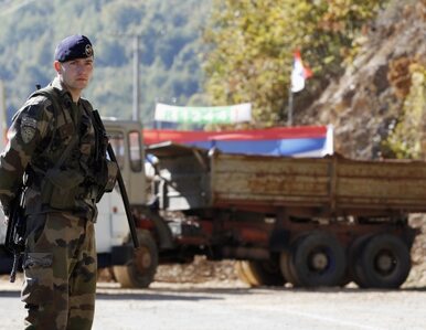 Miniatura: Kosowo: żołnierze NATO demontują serbską...
