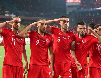 Miniatura: Piłkarze oddali hołd tureckim żołnierzom....