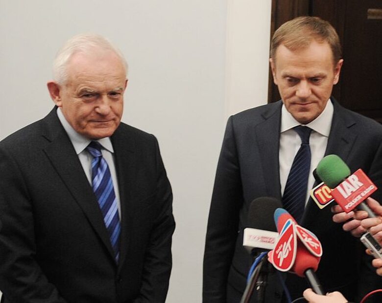 Miniatura: Polacy bardziej ufają Millerowi niż Tuskowi