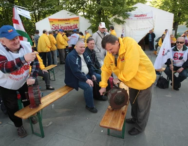 Miniatura: Solidarność wciąż pod Sejmem - związkowców...