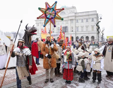 Miniatura: Kolorowe orszaki przeszły ulicami polskich...