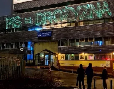 Miniatura: „PiS=drożyzna” na fasadzie siedziby...