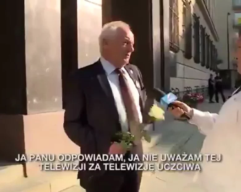 Miniatura: Niesiołowski odgania dziennikarza....