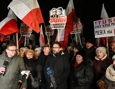 Miniatura: Protest przed aresztem. Czekają na...