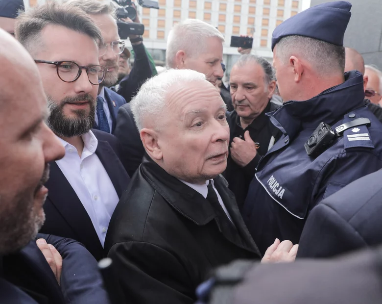 Miniatura: Kaczyński wrócił przed pomnik po wieniec....