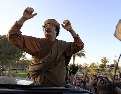 Miniatura: Kadafi macha bombom z kabrioletu