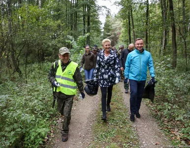 Miniatura: Prezydent z żoną z workami w lesie....