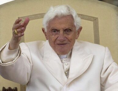 Miniatura: Papież jest "darem boga" i "cierpi" z...