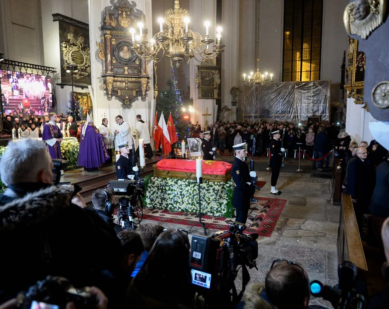 Miniatura: Prezydenci sześciu miast ponieśli trumnę...