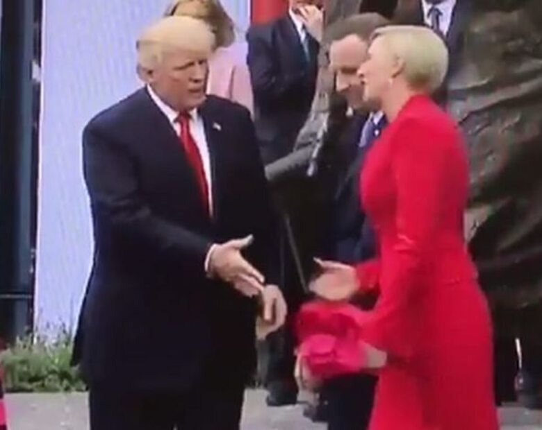 Miniatura: Donald Trump wyciągnął rękę do Agaty Dudy...