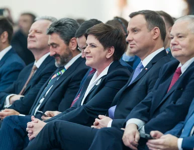 Miniatura: Duda, Szydło, Kukiz na czele sondażu....