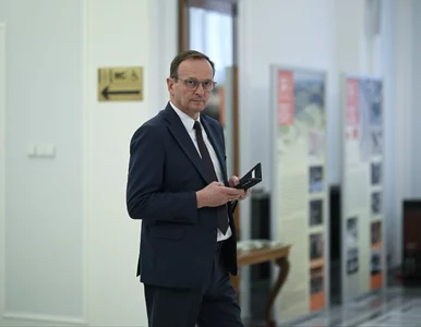 Miniatura: Poseł PiS miał „chodzić z klamką” po...