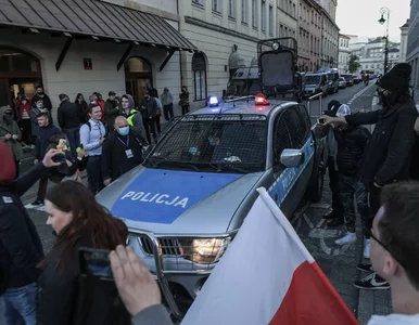 Miniatura: Szef MSWiA broni działań policji w trakcie...