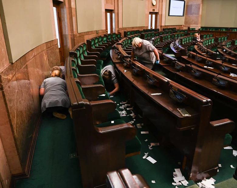 Miniatura: Pracownice Sejmu posprzątały po happeningu...