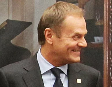 Miniatura: Tusk śmieje się z Kaczyńskiego: ręce i...