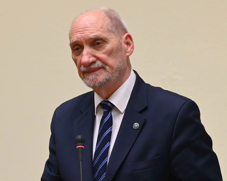 Miniatura: Macierewicz ma przeprosić trzech...