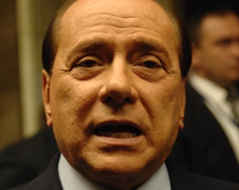 Miniatura: Berlusconi za kółkiem, w bagażniku...