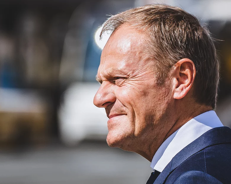 Miniatura: Donald Tusk żywiołowo gestykulujący przy...