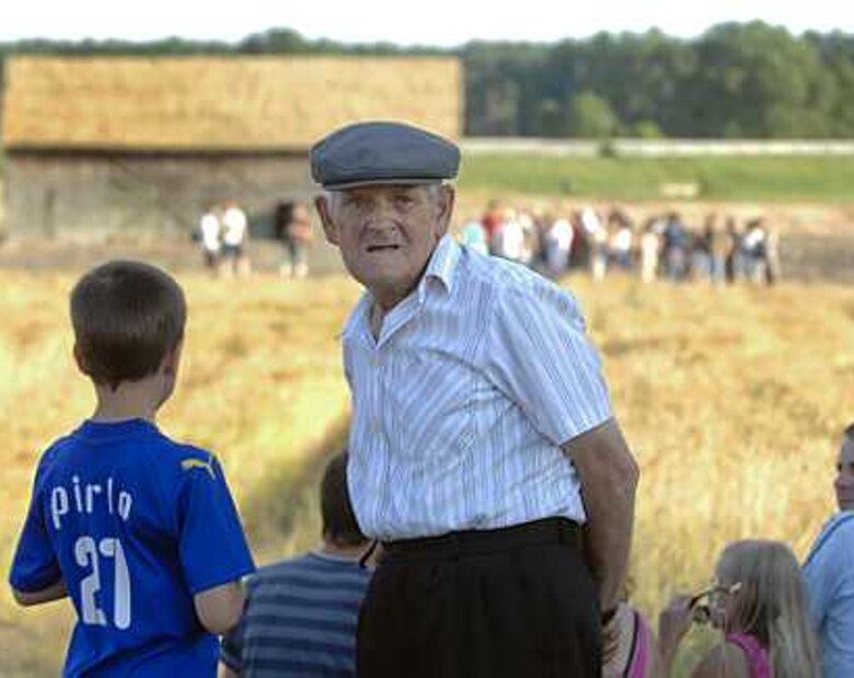 Miniatura: Sawicki: rząd zaoszczędzi na rolnikach do...