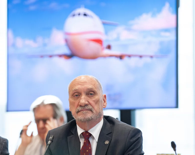 Miniatura: Macierewicz nie wierzy w wypadek byłego...