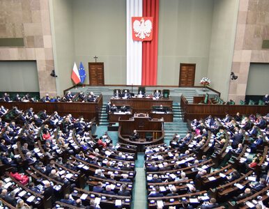 Najnowszy sondaż. Spadek poparcia dla PO, Konfederacja poza Sejmem