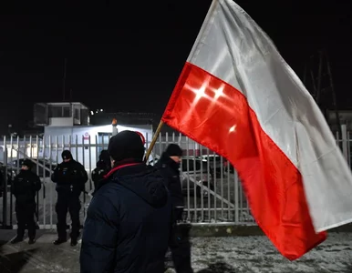 Miniatura: Protest przed domem Tuska. Znicze i napisy...