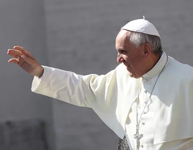 Miniatura: Papież Franciszek odda hołd zmarłym...