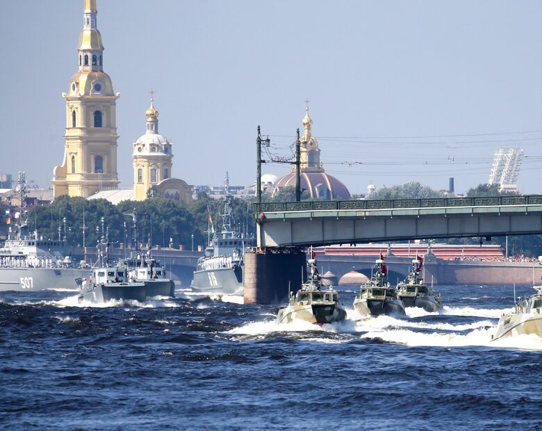 Parada z okazji święta rosyjskiej floty. Nie obyło się bez wpadki