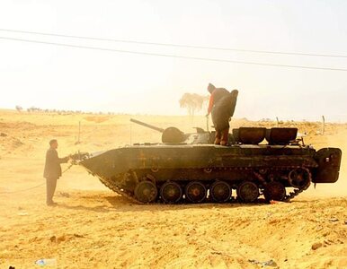 Miniatura: Kadafi rzuca czołgi przeciw zbuntowanemu...